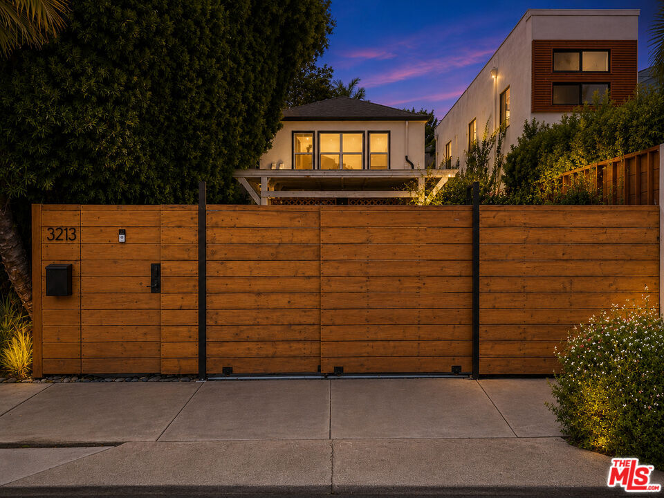 Property Photo: 3213 Thatcher Ave CA 90292