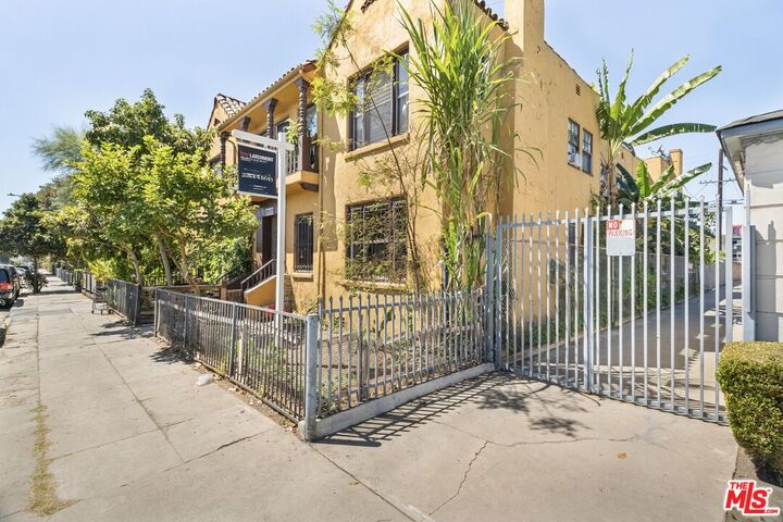 Property Photo:  2717 S Budlong Ave  CA 90007 