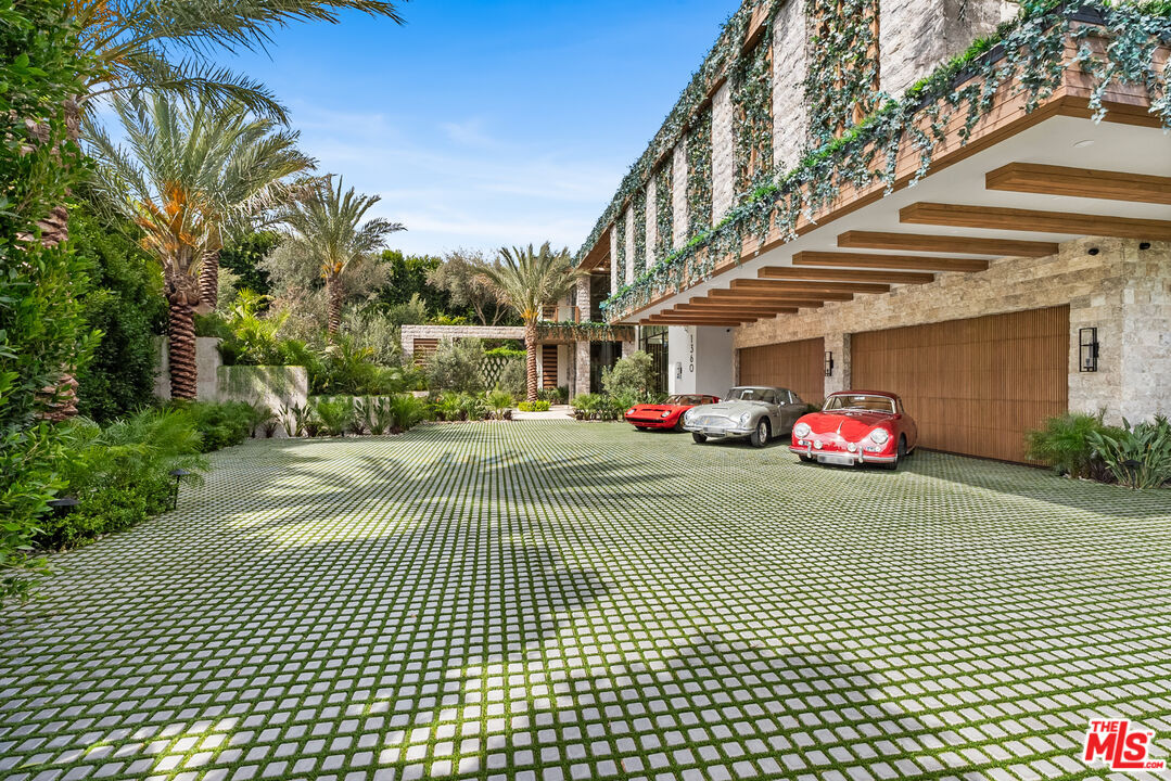 Property Photo:  1360 Laurel Way  CA 90210 