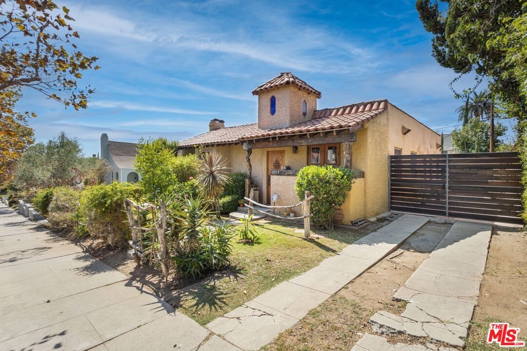 Property Photo: 1309 Carmona Ave CA 90019