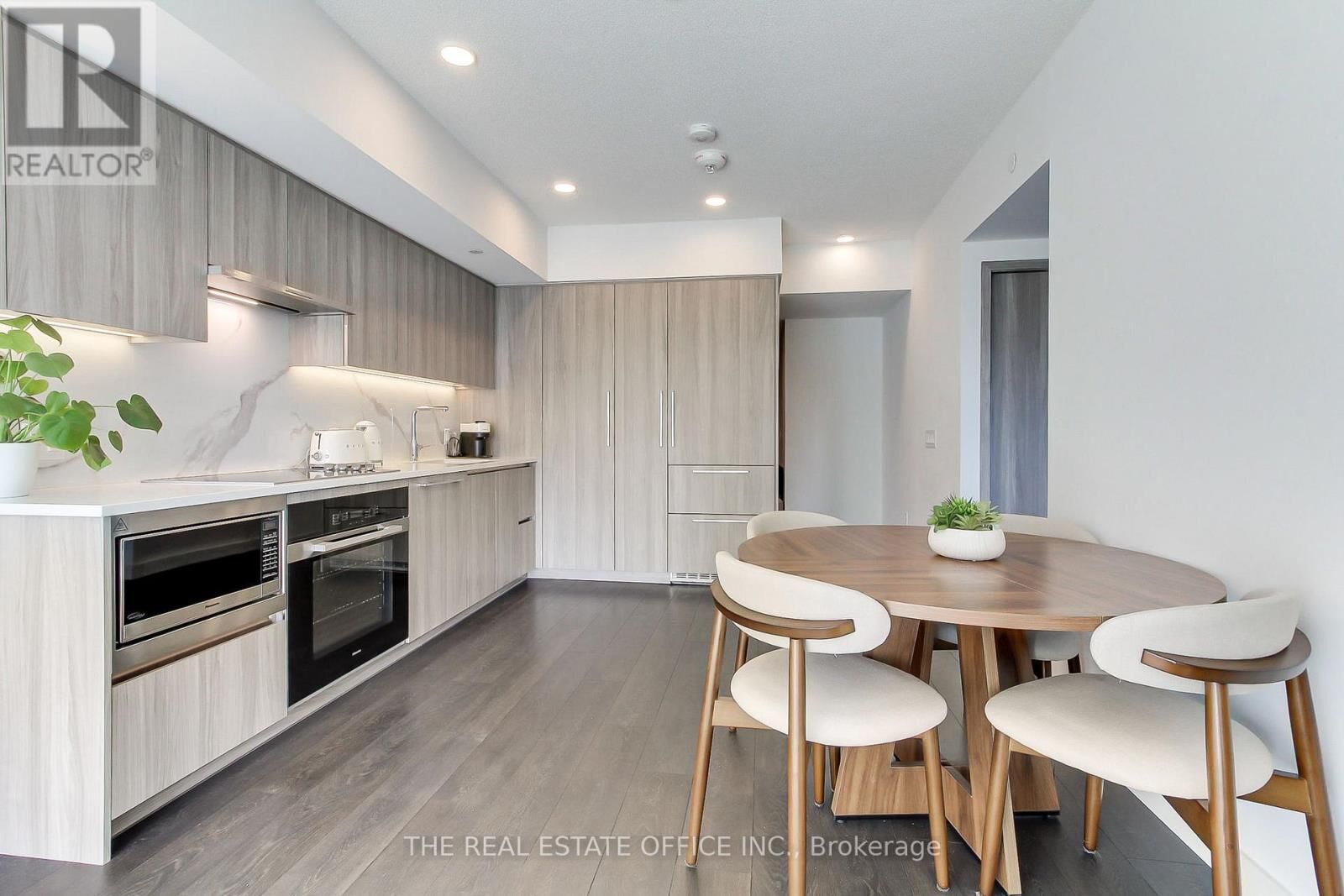 Property Photo: 1 Concord Cityplace Way ON M5V 0X3