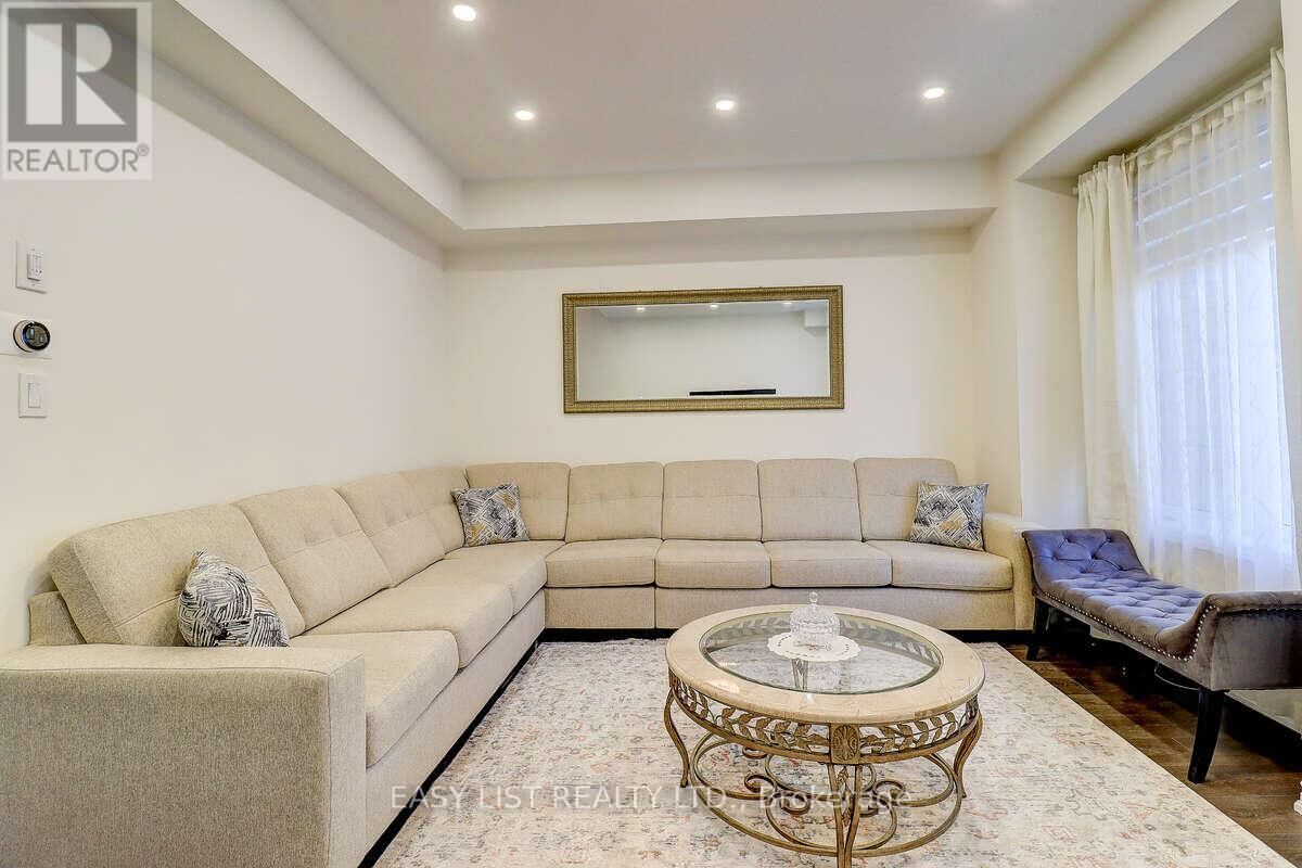 Property Photo:  38 Hallmark Way  ON L1P 0K2 