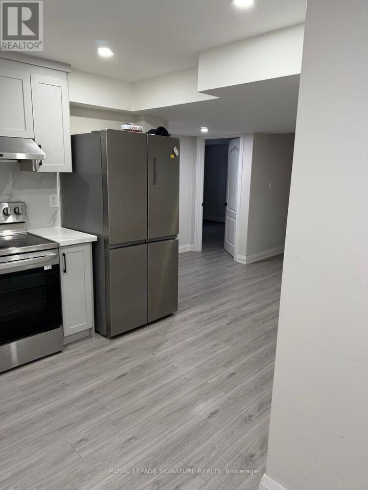 Property Photo:  806 Envoy Drive  ON L5W 1H3 
