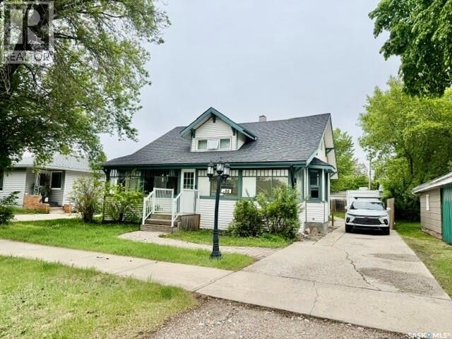 Property Photo:  708 12th Street  SK S0K 2A0 