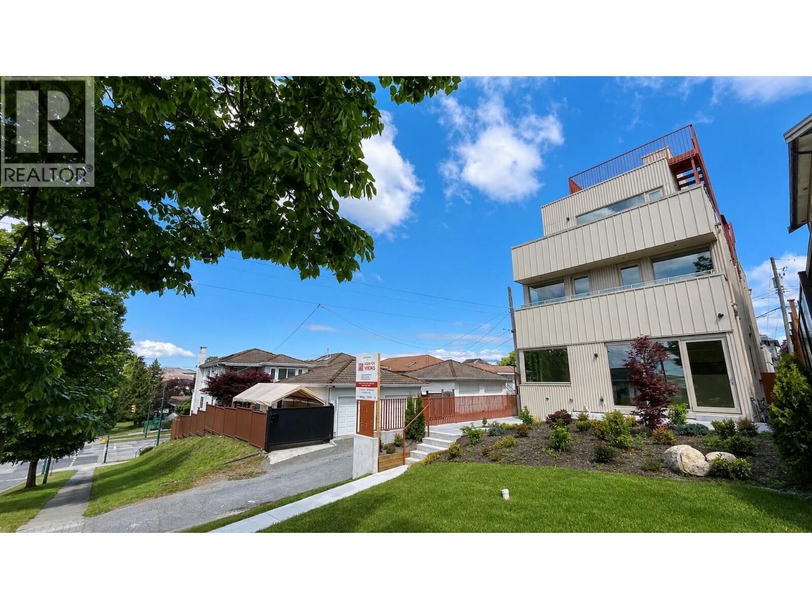 Property Photo:  2915 East 5th Avenue 2  BC V5M 1N6 