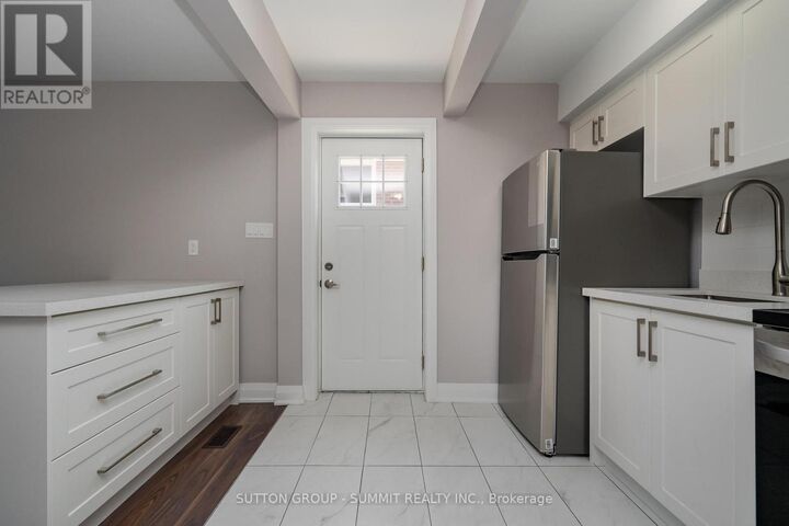 Property Photo:  208 Giltspur Drive Lower  ON M3L 1N5 
