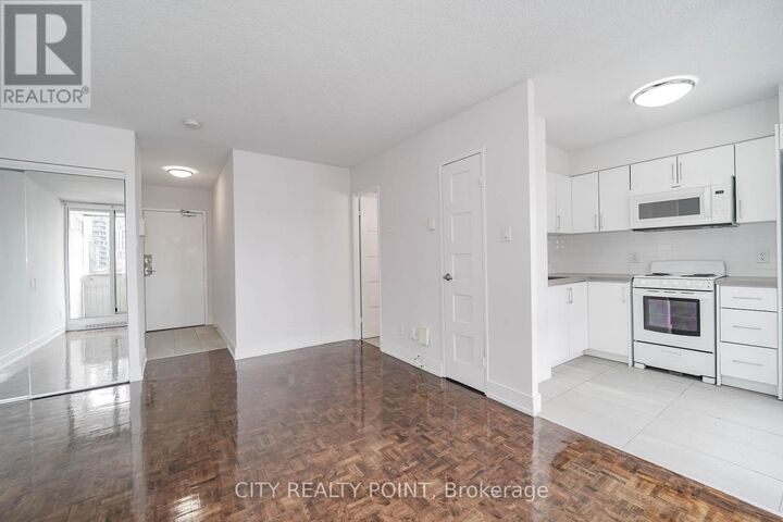 Property Photo: 33 Isabella Street 2103 ON M4Y 2P7