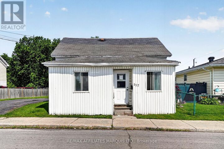 Property Photo:  117 Sixth Street West  ON K6J 2W7 