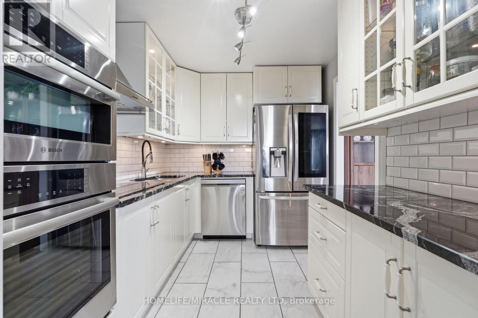 Property Photo:  1100 Courtland Avenue East 809  ON N2C 2H9 