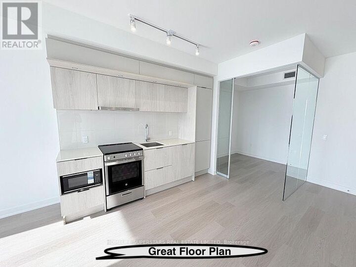 Property Photo: 448 Burnhamthorpe Road West 2012 ON L5B 0R4