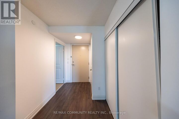 Property Photo:  20 Meadowglen Place 429  ON M1G 0A9 