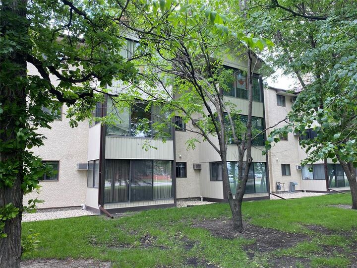 Property Photo:  693 St. Anne'S Road  MB R2N 3T5 