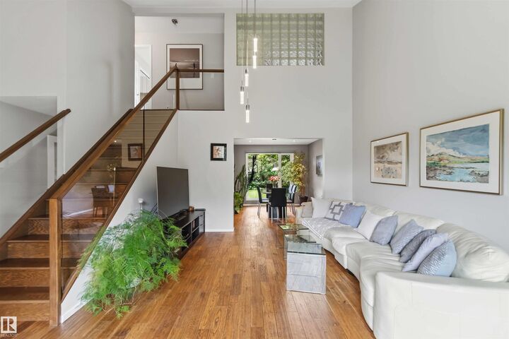 Photo de la propriété:  1832 104A Street NW  AB T6J 5A4 