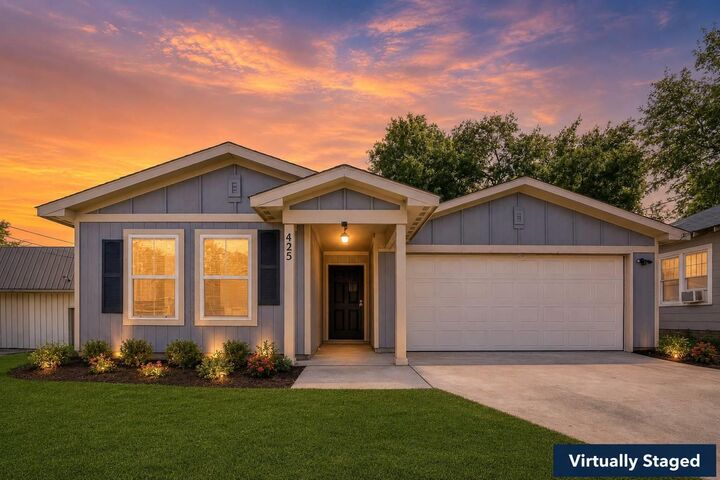 Property Photo: 425 E Oakwood Street TX 75702