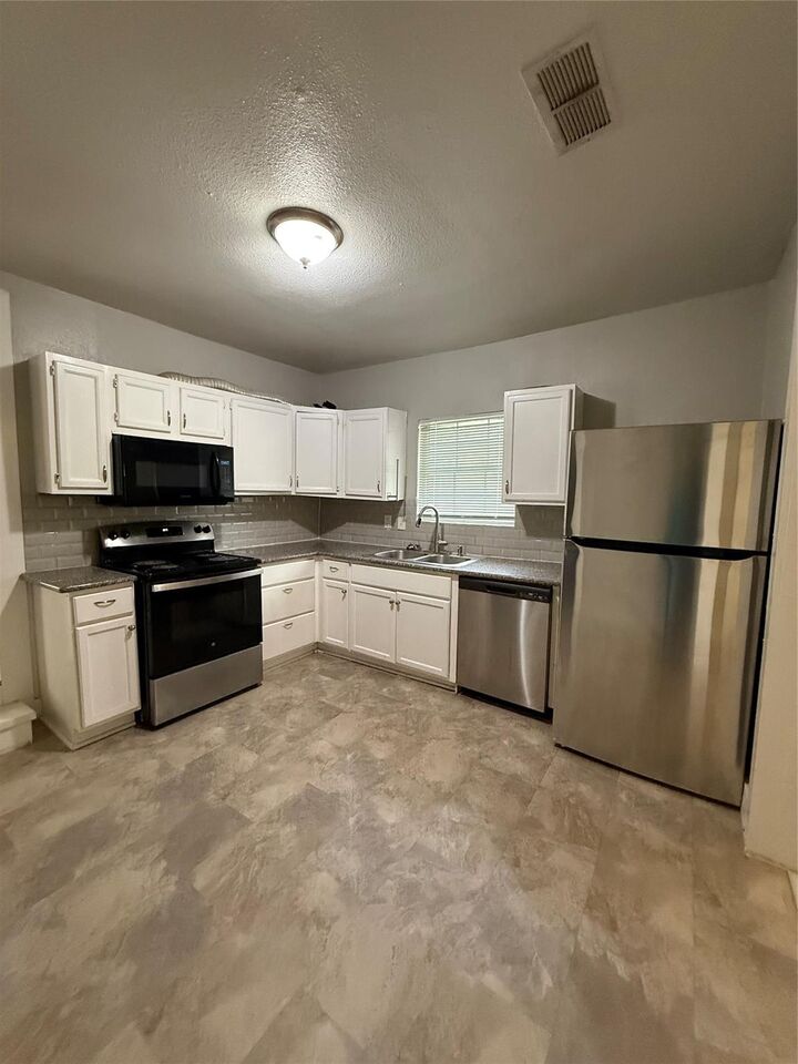 Property Photo:  118 E Murrill Avenue  TX 77520 