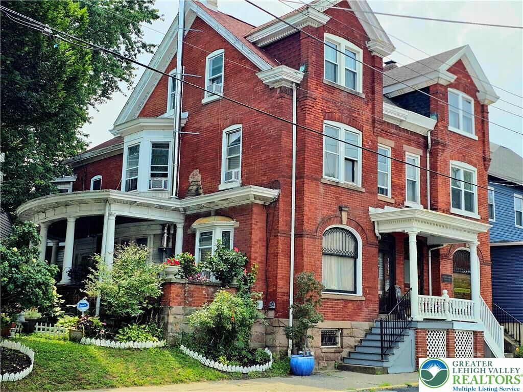 Property Photo:  752 Walnut Avenue  PA 18042 