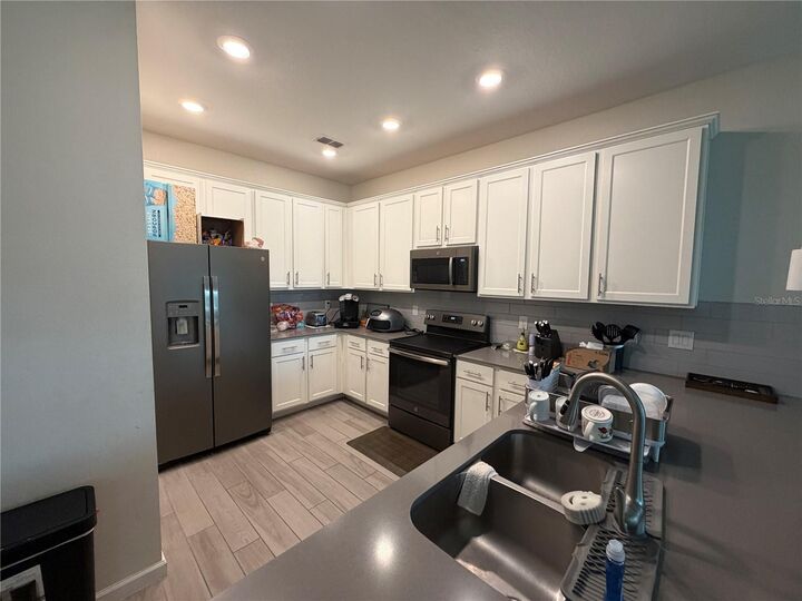 Property Photo:  9896 Red Eagle Drive  FL 32825 