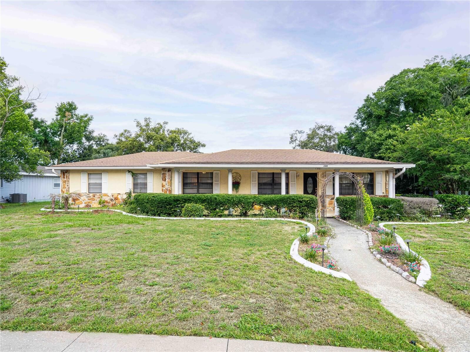 Property Photo: 200 S Main Avenue FL 34715