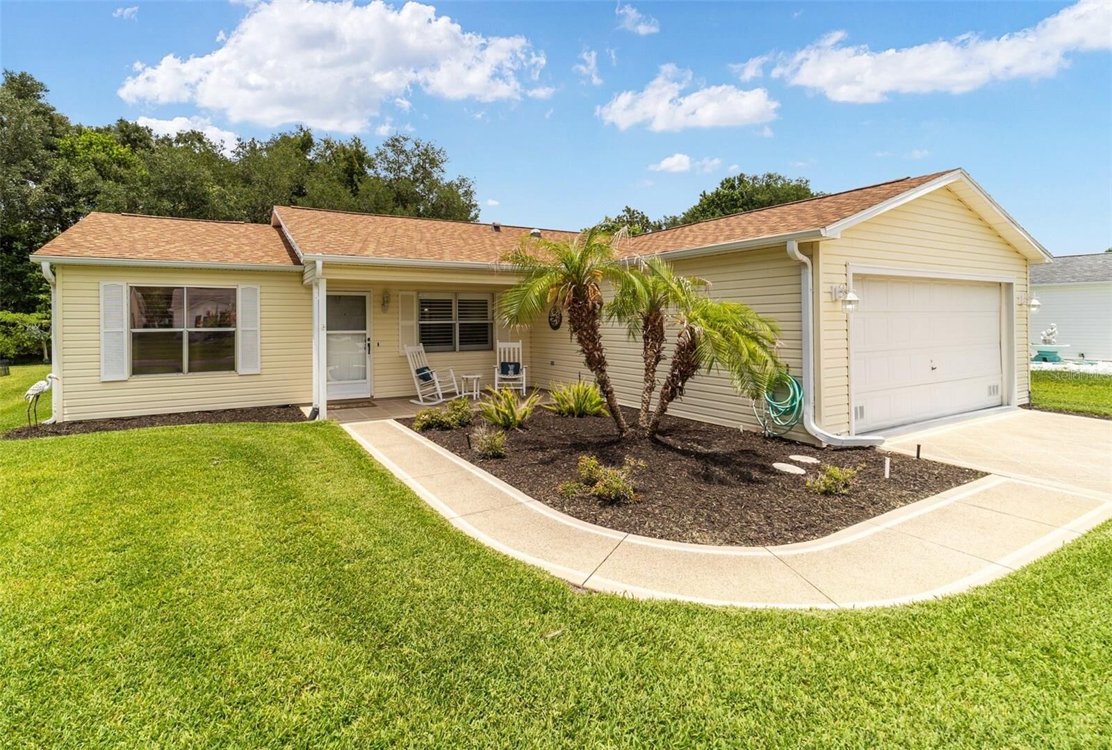 Property Photo: 1415 Juarez Place FL 32159