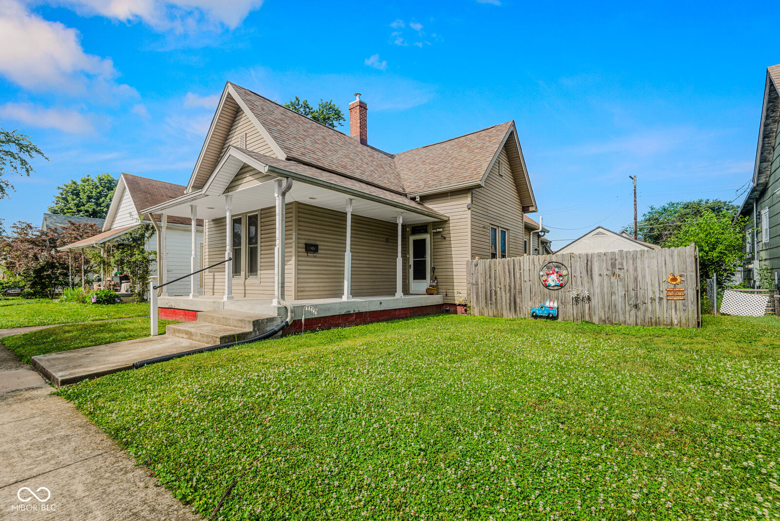 Property Photo: 634 Hutchins Avenue IN 47201