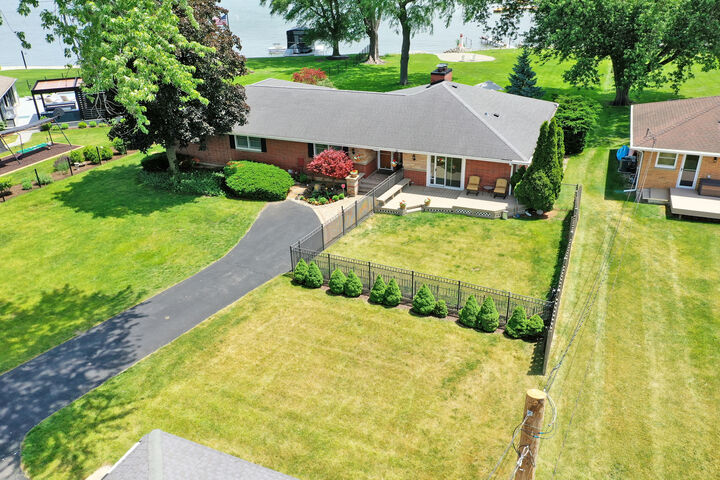Property Photo:  905 River Terrace Drive  IL 60051 