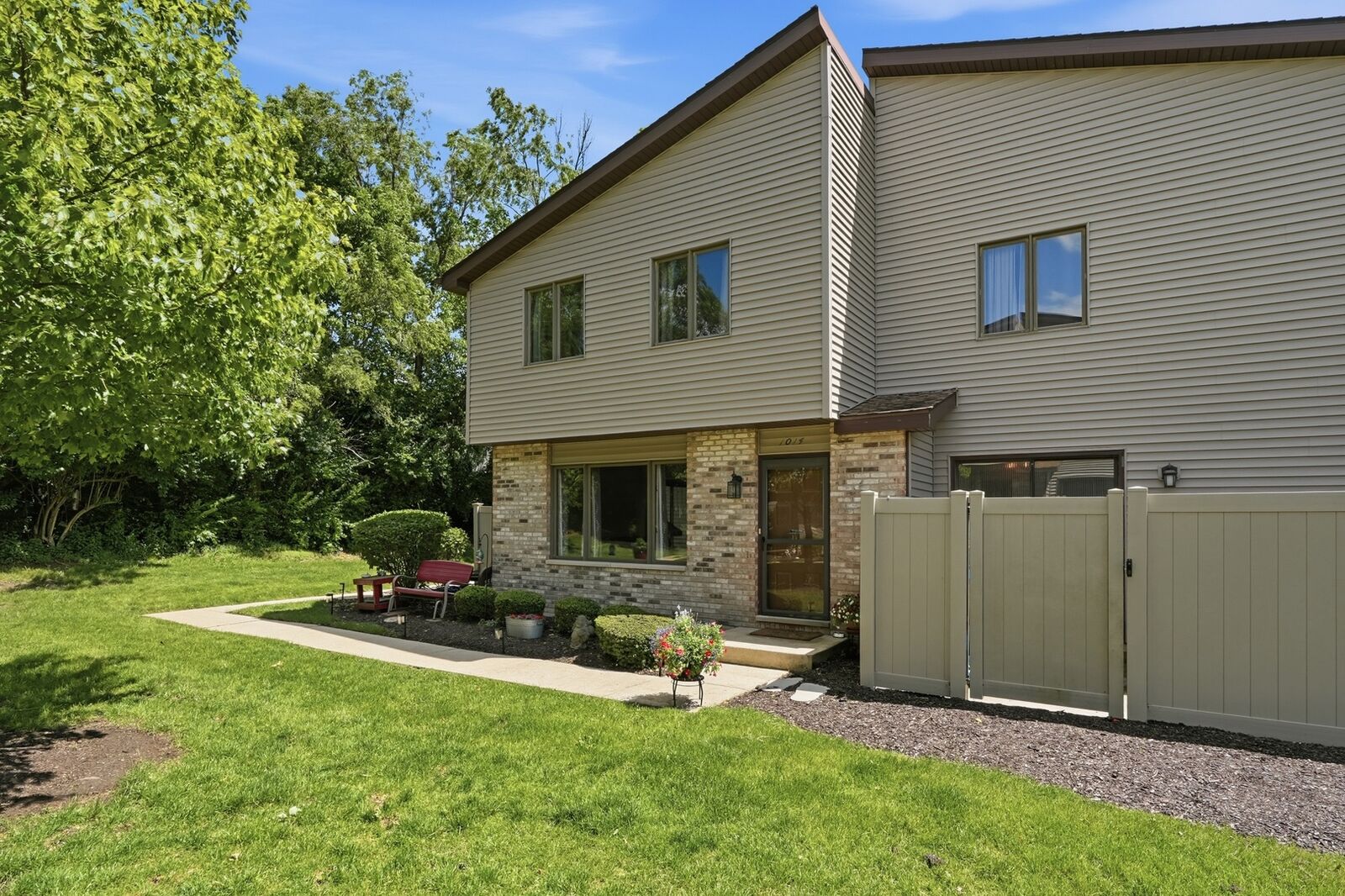 Property Photo: 1014 Schoolgate Road 1014 IL 60451