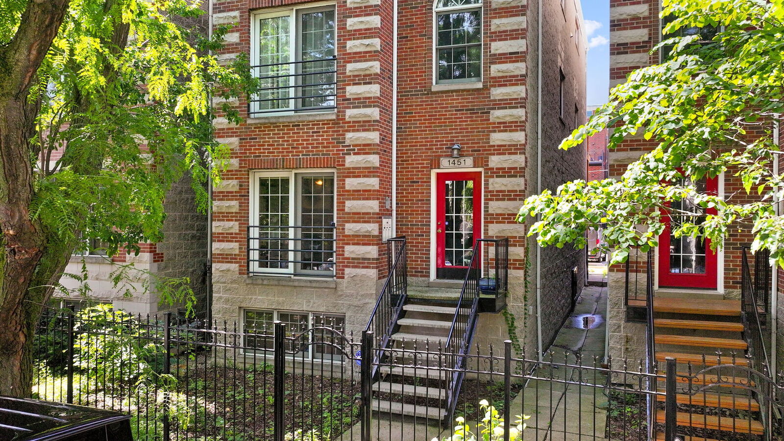 Property Photo: 1451 W Walton Street 1 IL 60642