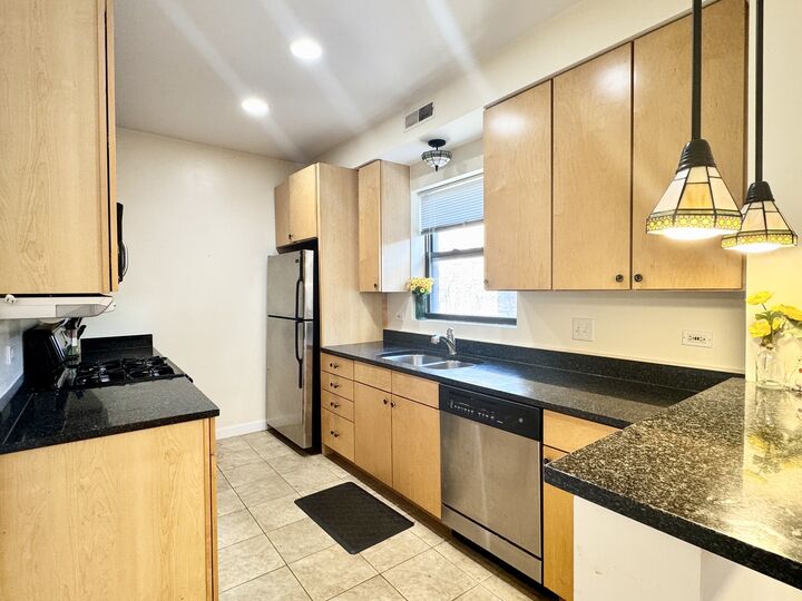 Property Photo: 6827 N Lakewood Avenue 2E IL 60626