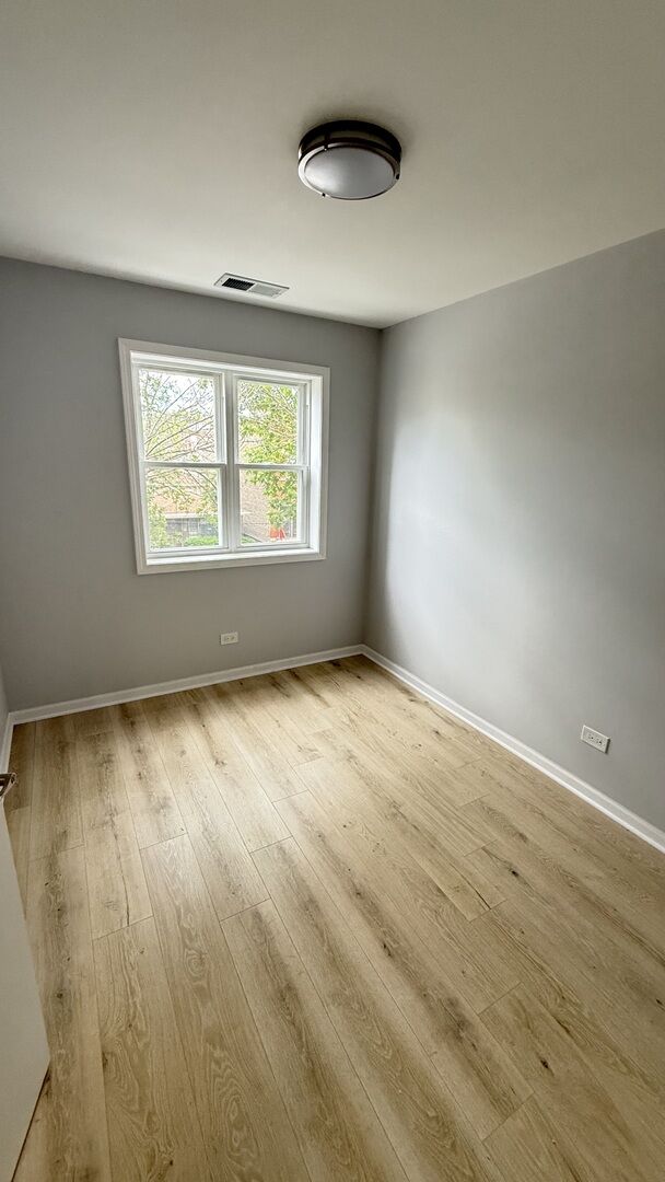 Property Photo: 341 W 24th Street 3 IL 60616