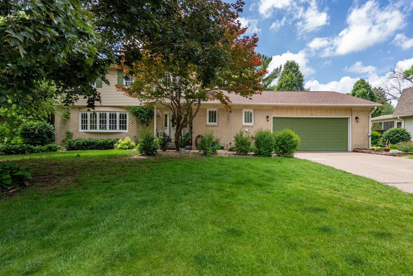 Property Photo: 3726 Ridgewood Drive IA 52807