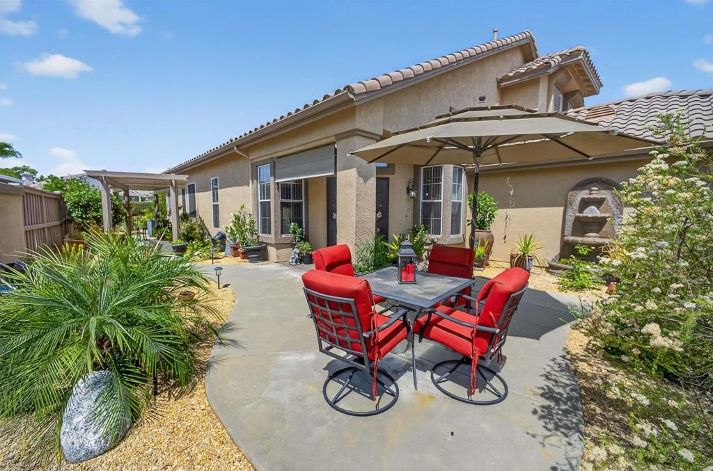 Property Photo:  40455 Via Tapadero  CA 92562 