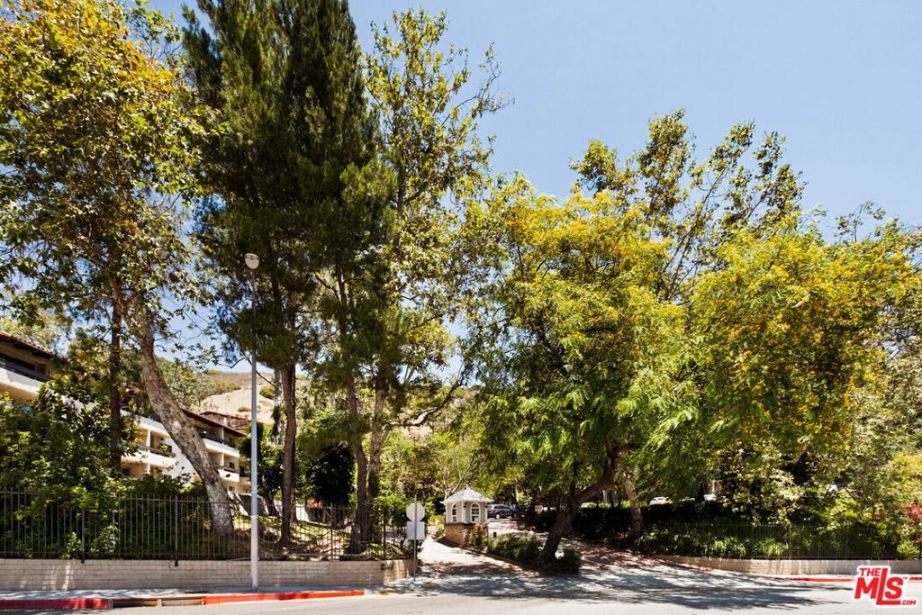 Property Photo:  2700 Cahuenga Boulevard 4303  CA 90068 