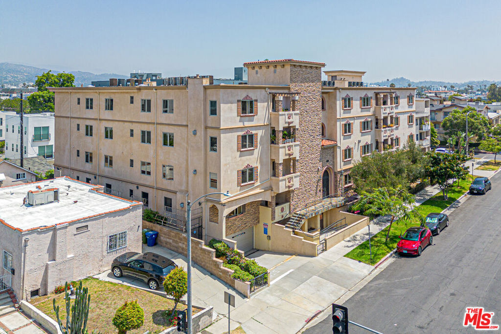 Property Photo:  5057 Maplewood Avenue Ph4  CA 90004 