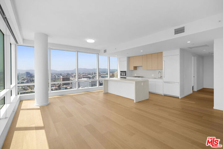 Property Photo:  877 Francisco Street 2811  CA 90017 