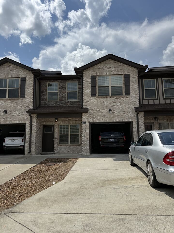Property Photo:  1002 Villa Cir  TN 37090 