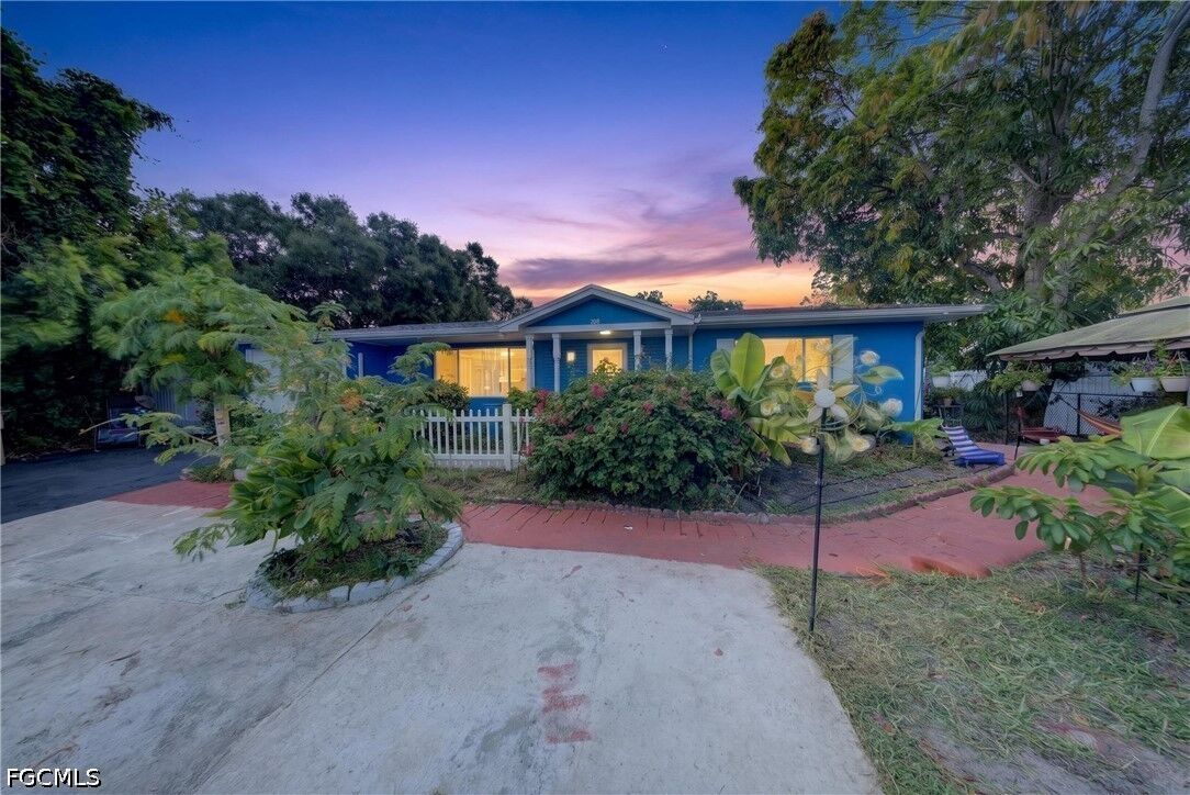 Property Photo:  208 Redcliff Avenue  FL 33936 