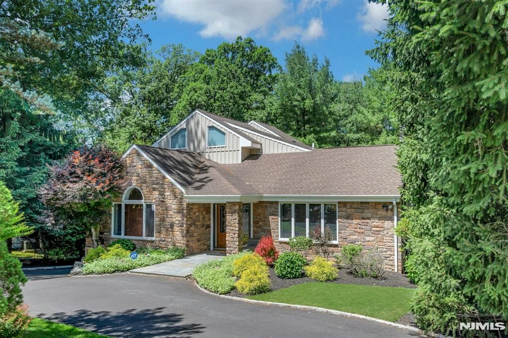 Property Photo:  27 Hamilton Drive West  NJ 07006 