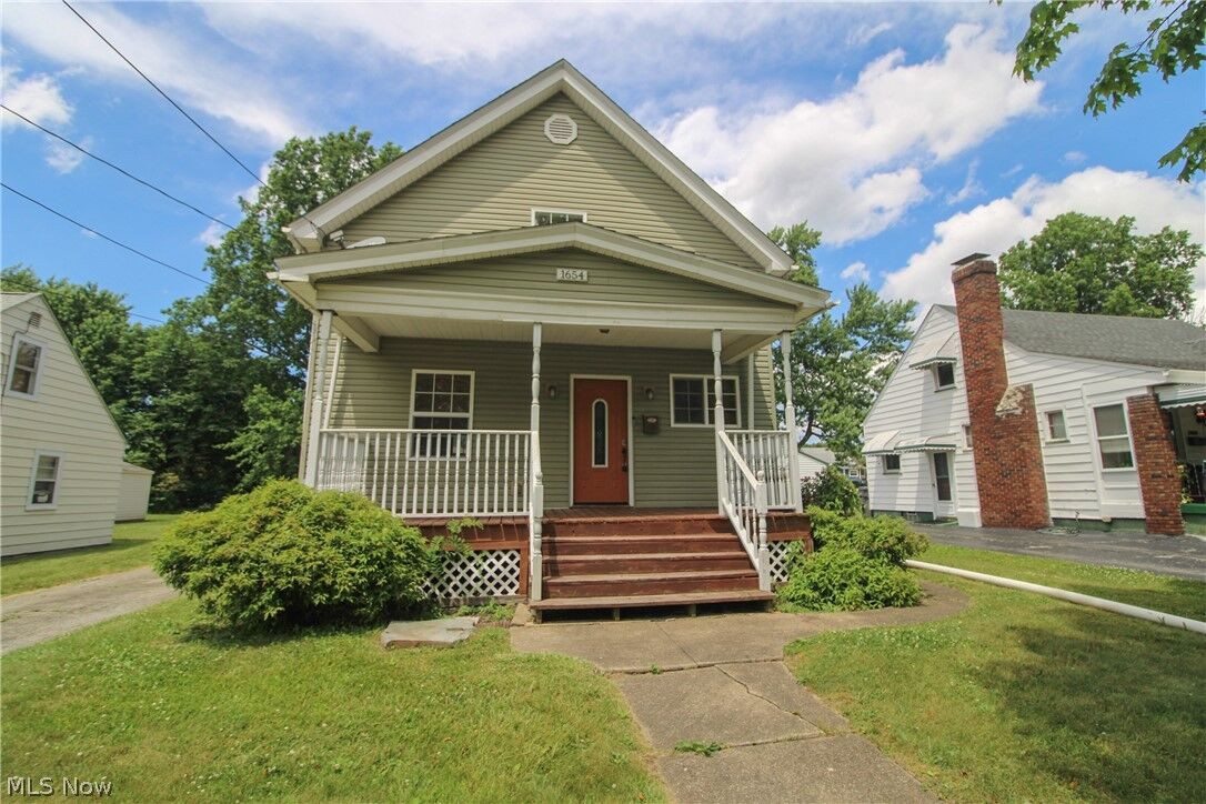 Property Photo:  1654 Everett Avenue  OH 44514 
