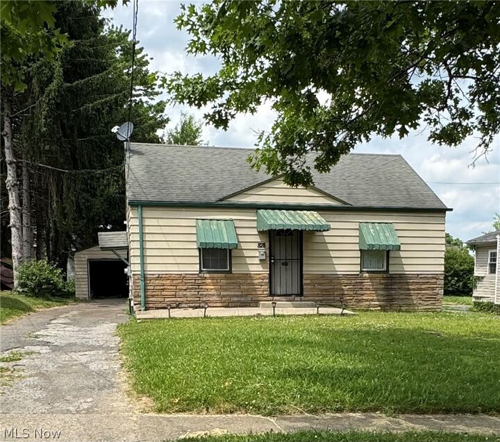 Property Photo: 828 Marmion Avenue OH 44502