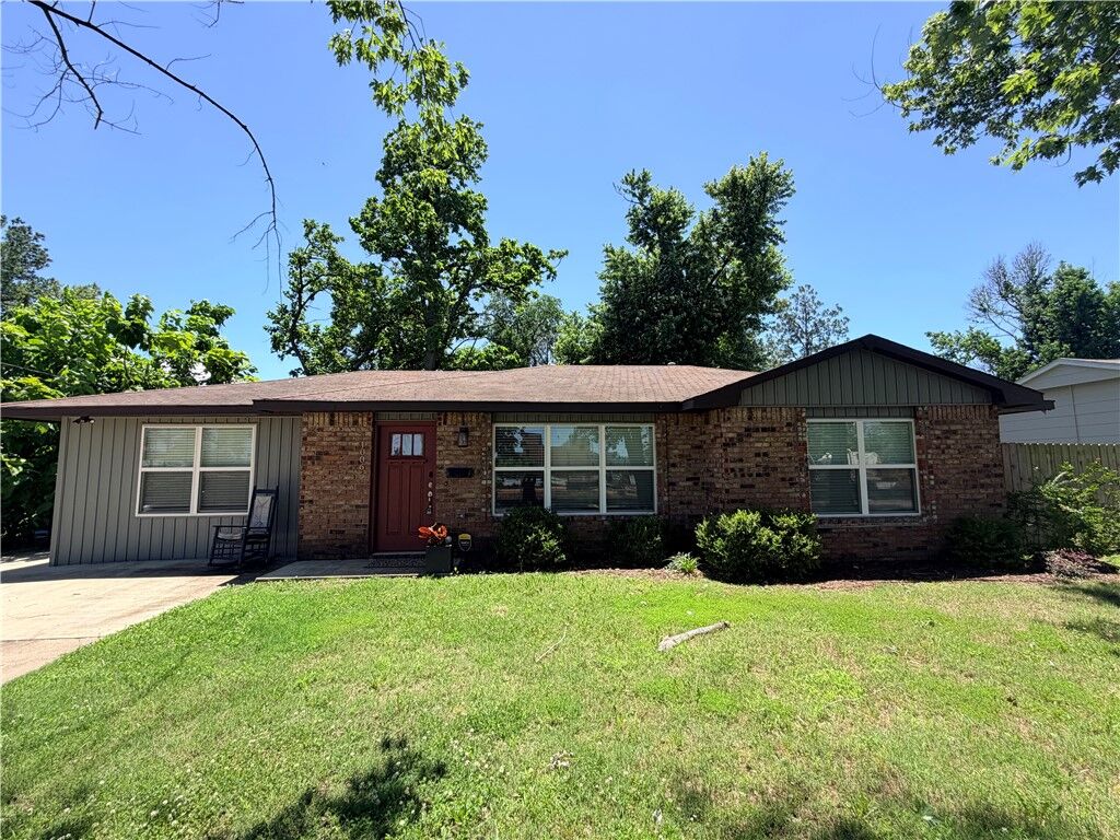 Property Photo:  1006 SE 4th Street  AR 72712 