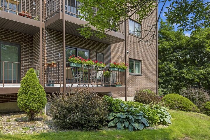 Property Photo:  7 Ledgewood Way 4  MA 01960 