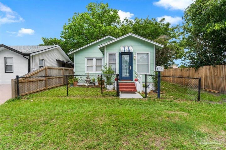 Property Photo: 19 N G St FL 32502