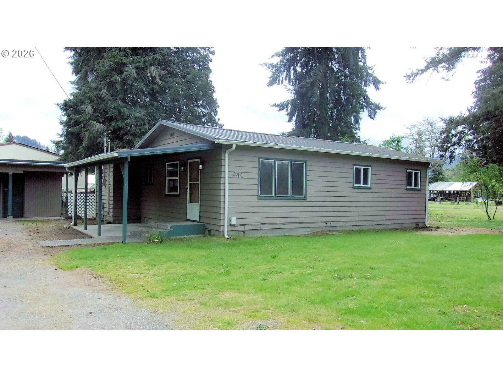 Property Photo: 944 5th St OR 97358