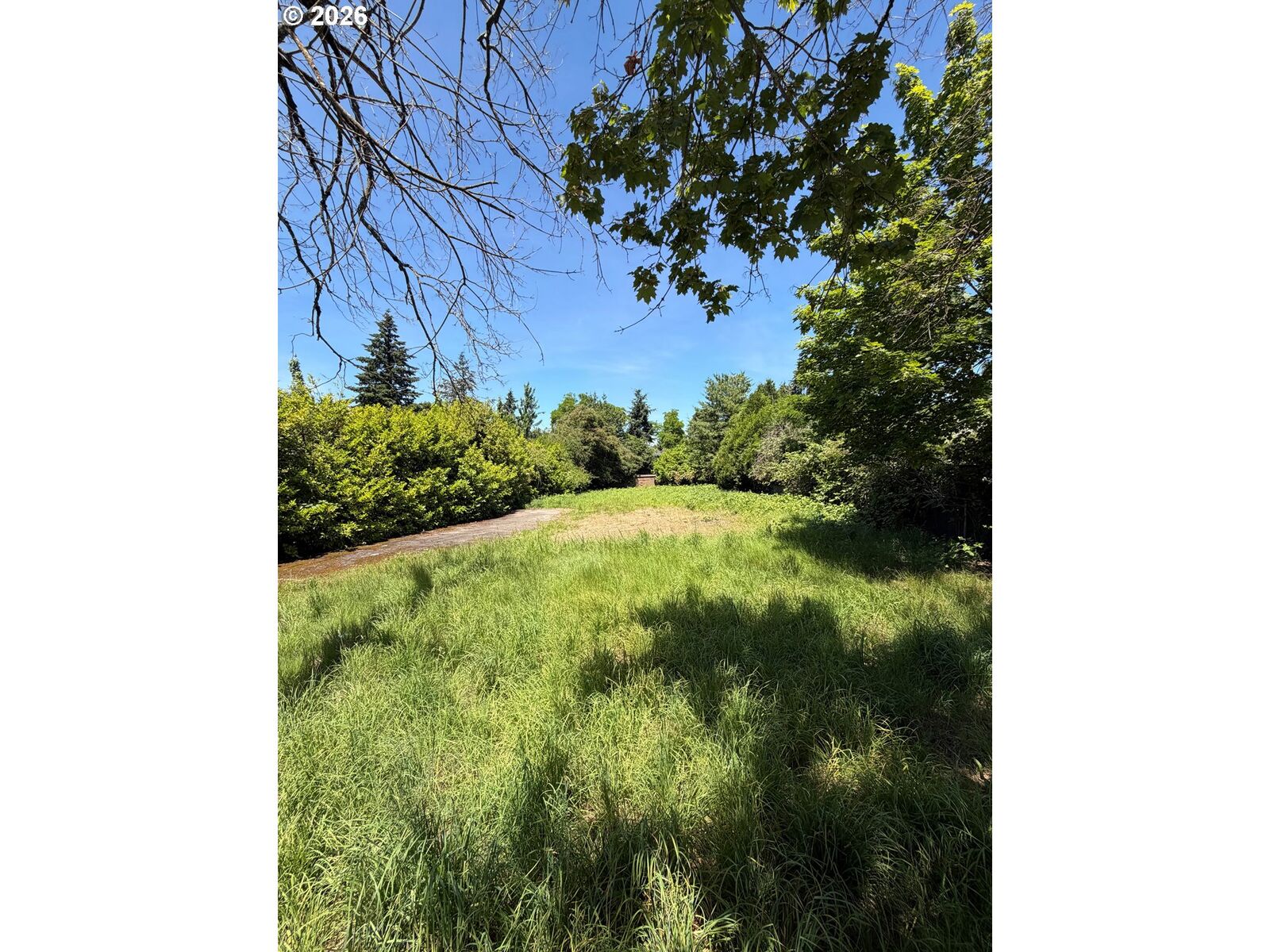 Property Photo:  10861 E Burnside St  OR 97216 