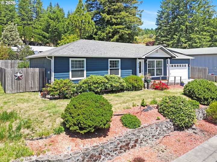 Property Photo:  632 Meadow Ln  OR 97415 