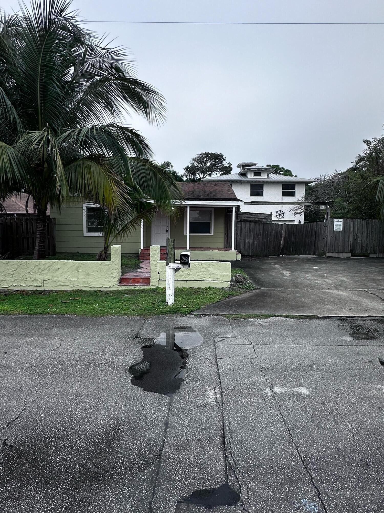 Property Photo: 130 NE 4th Avenue FL 33435