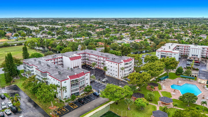 Property Photo:  4270 NW 40th Street 401  FL 33319 