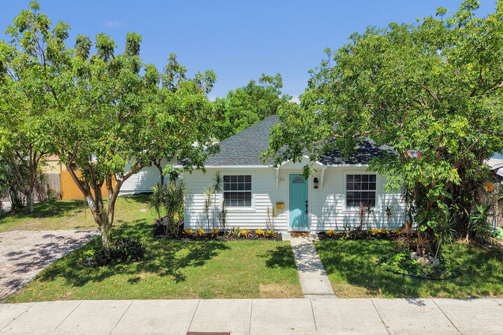 Property Photo: 716 S Pine Street FL 33460