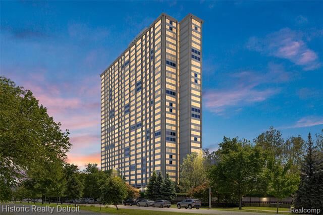 Property Photo:  1300 E Lafayette Street E 307  MI 48207 