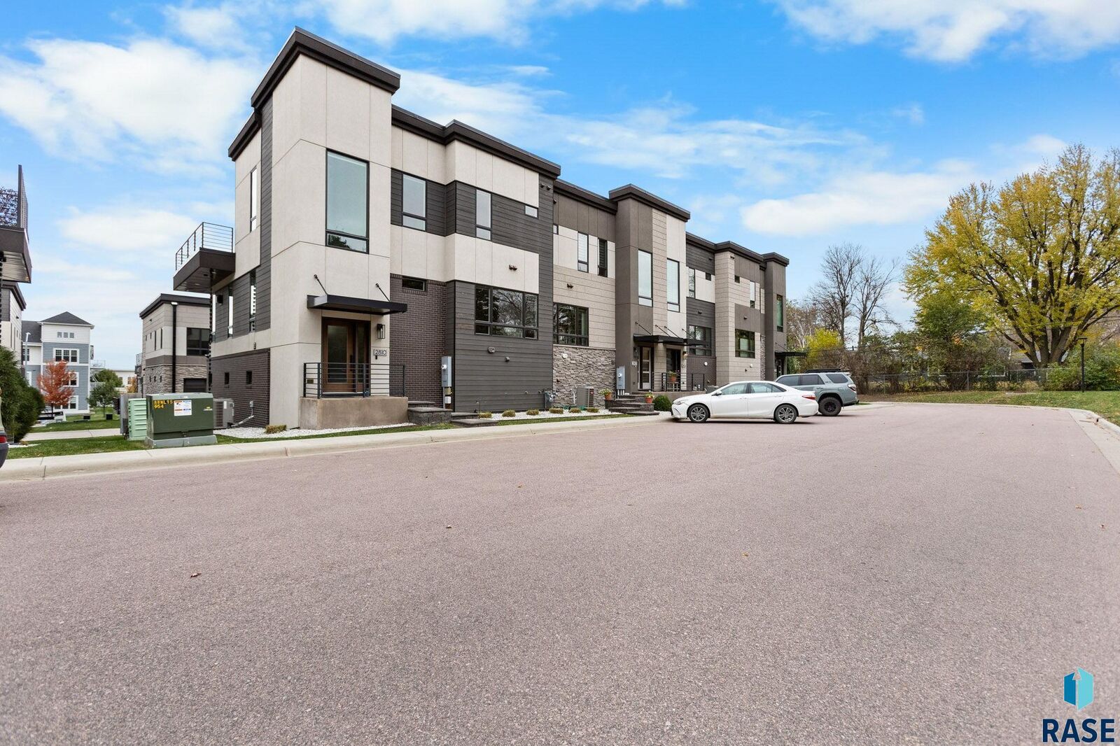 Property Photo:  2810 S Oriya Pl  SD 57106 